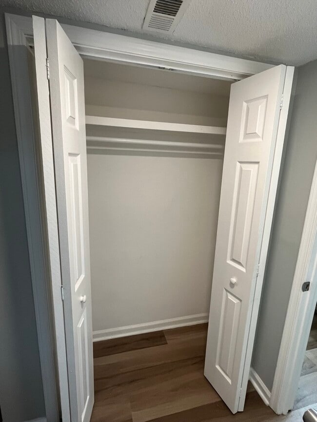 Building Photo - Renovated 1 bed 1 bath condo in gated comm...