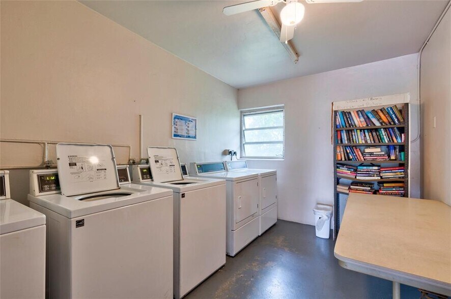 Building Photo - 2800 N Palm Aire Dr