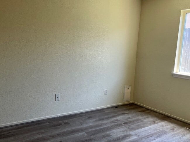 Building Photo - Charming 2 Bed 1 Bath Condo in Tehachapi!