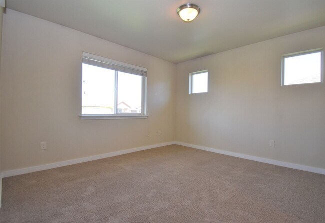 Building Photo - Beautiful Baxter Springs Condo with detach...