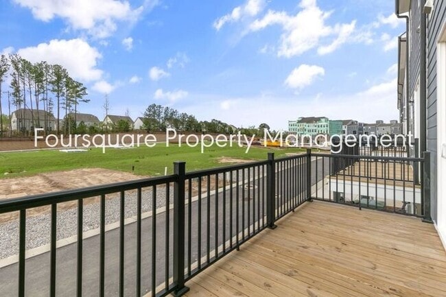 Building Photo - Spacious Townhome with Entry-Level Guest Suite, Washer/ Dryer Included, 2nd floor Balcony & 2-Car...