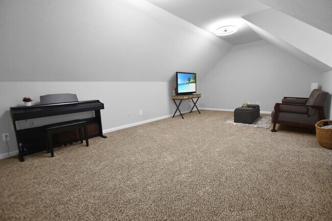 Building Photo - Three Bedroom with Bonus!