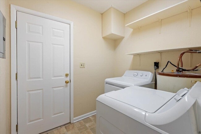 Building Photo - 1557 Live Oak Dr
