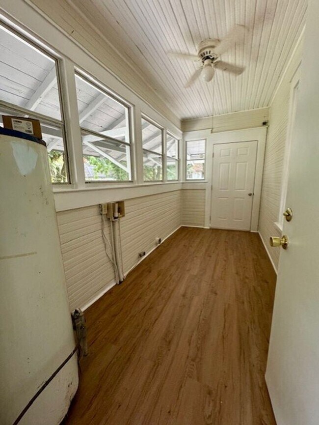 Building Photo - THREE BEDROOM, TWO BATH