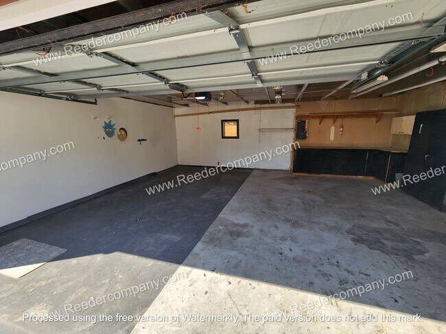Building Photo - 3 bedroom 1 bathroom house in Munster with 2.5 car garage!