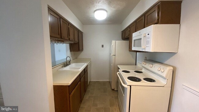 Primary Photo - 6015 Rock Glen Dr