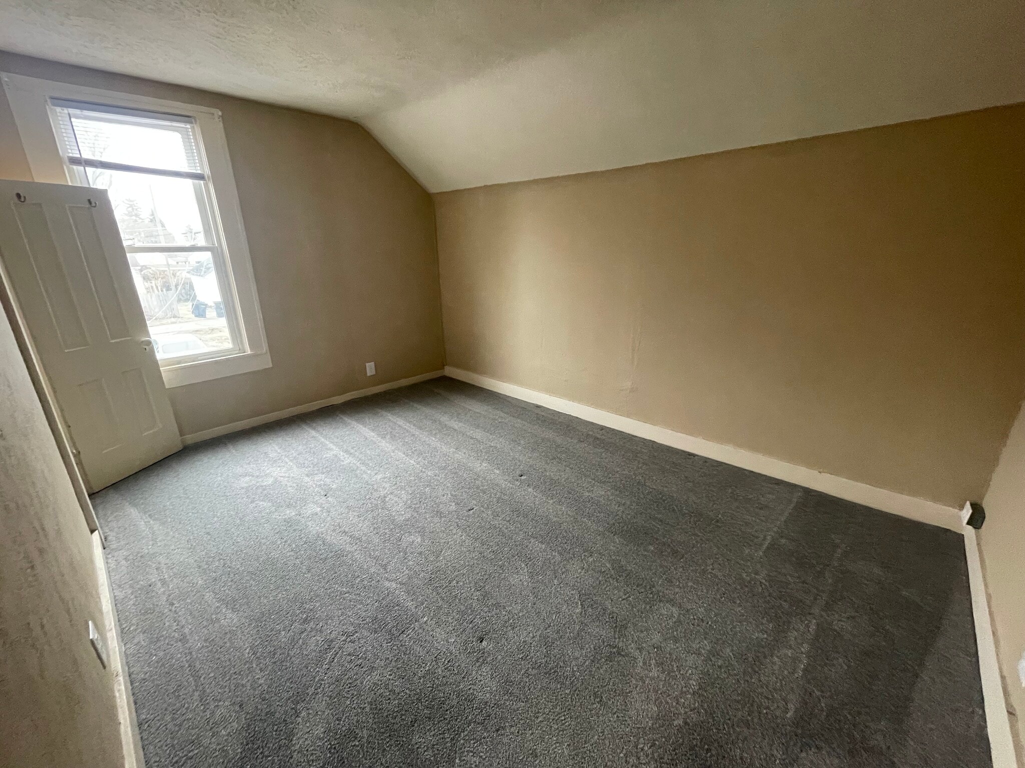 Building Photo - 633 S 16th St