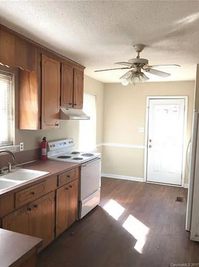 Building Photo - Charming, Spacious, renovated 2 Bedroom Units in a GREAT location!