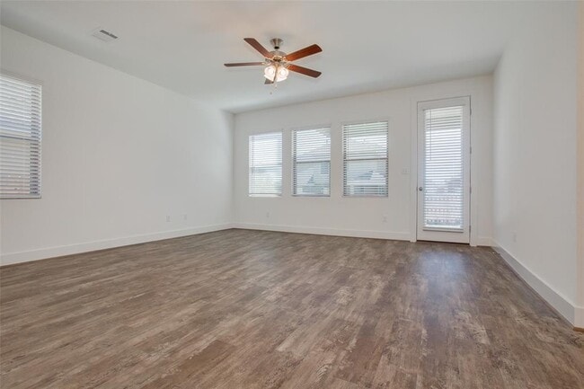 Building Photo - 620 Golden Glory Rd