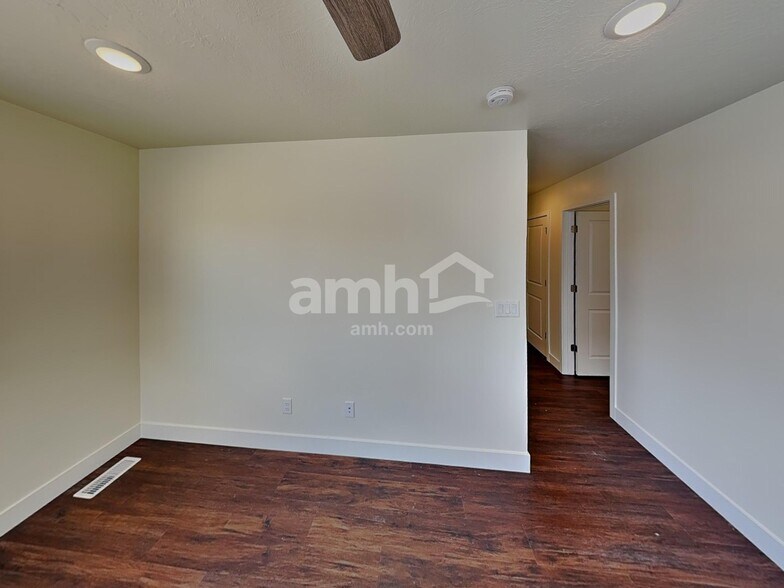 Building Photo - 1211 Redbud Dr