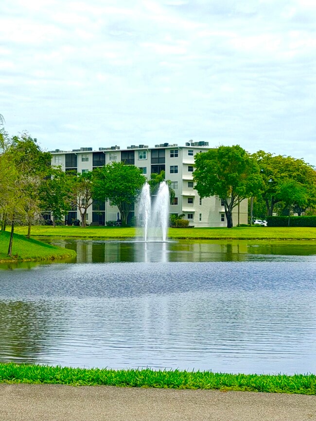 Building Photo - 2200 S Cypress Bend Dr