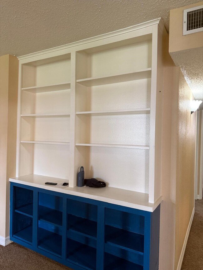 Building Photo - 6402 Del Monte Dr