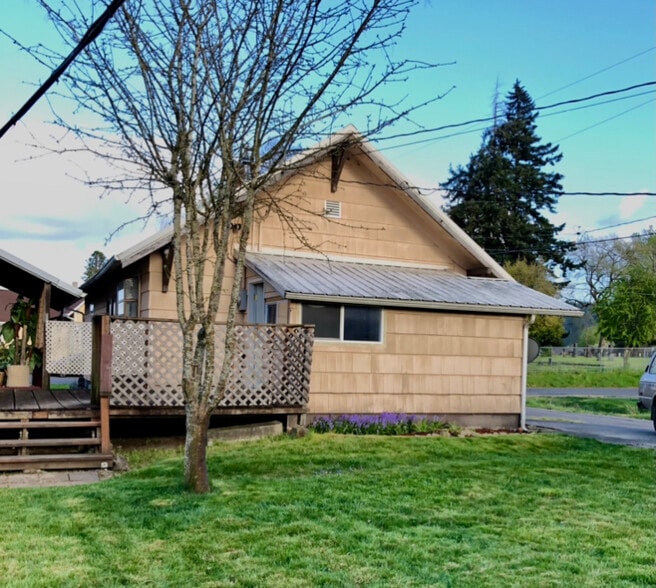 Backyard w/deck, corner lot, off street parking - 601 J Street