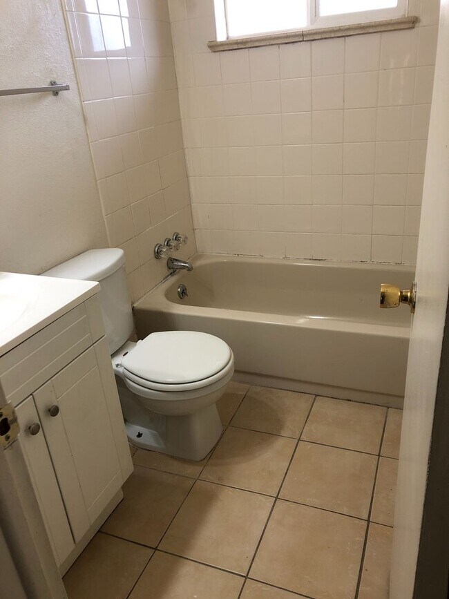 Building Photo - Prime Location in Golden – Pet-Friendly 2 ...