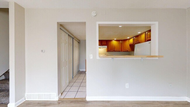 Building Photo - Elyria - updated 2 bedroom/1 bath townhouse.