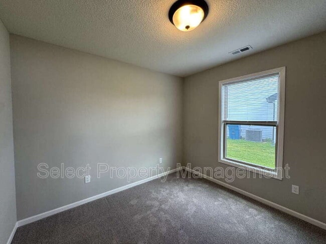 Building Photo - 390 Zebulon Cv