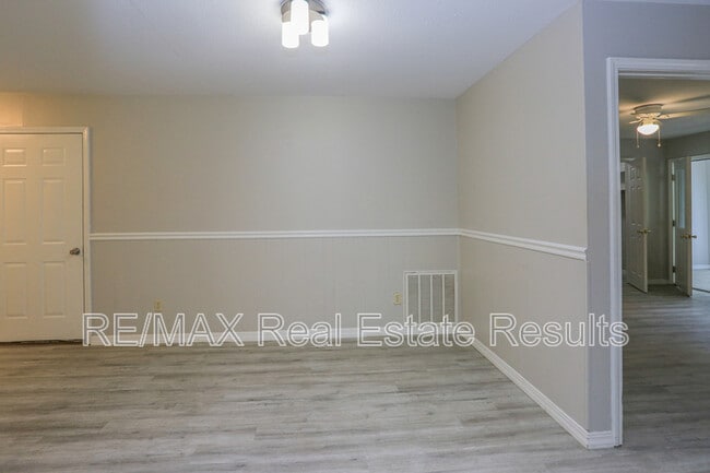 Building Photo - 205 White Oak Dr NE