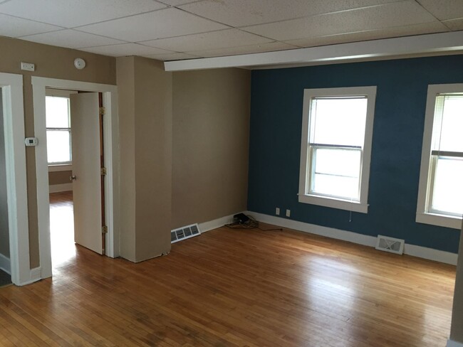 Building Photo - 3 Bedroom Near UWO