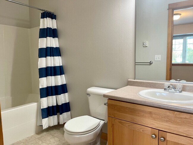 Building Photo - Desirable Downtown Poulsbo Place condo