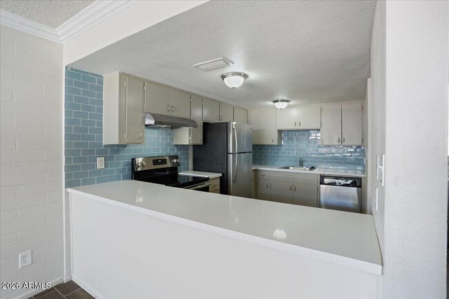 Building Photo - 6528 N 17th Ave