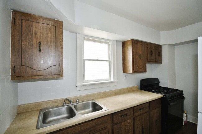 Building Photo - Charming 3-bedroom, 1-bathroom house locat...