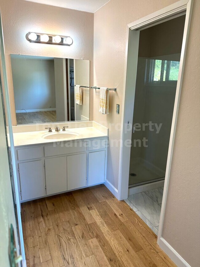 Building Photo - Beautiful 5 Bed, 2 Bath, 2,066 Sqft Pleasa...
