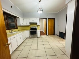 Building Photo - 127 Knapp Ave