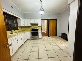 Building Photo - 127 Knapp Ave