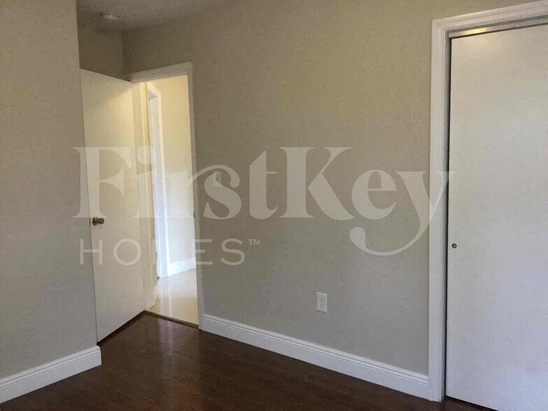 Building Photo - 1785 SW 43rd Ave