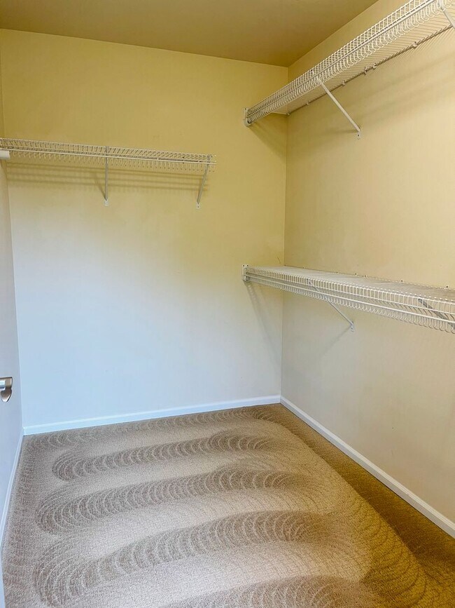 Building Photo - Gorgeous Bainbridge Estate available now.....