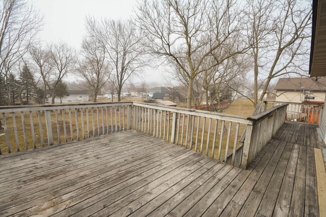 Building Photo - Great 4br home with large fenced yard in q...