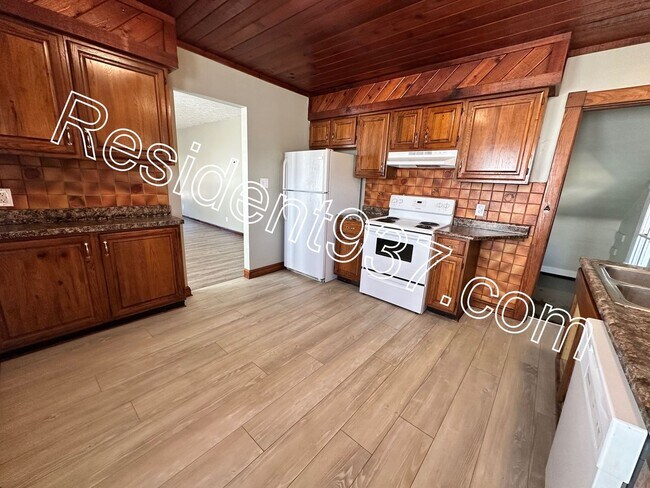 Building Photo - Updated 2 Bed 1 Bath home