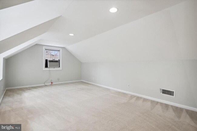 Building Photo - 9213 Cypress Ave