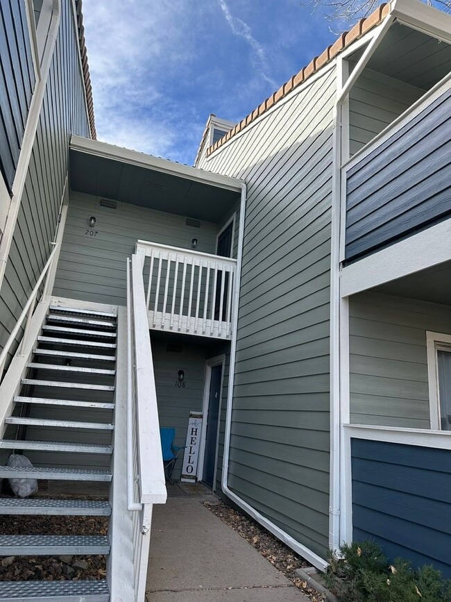 Building Photo - Bright & Updated 2Bd/1Ba Condo in Aurora