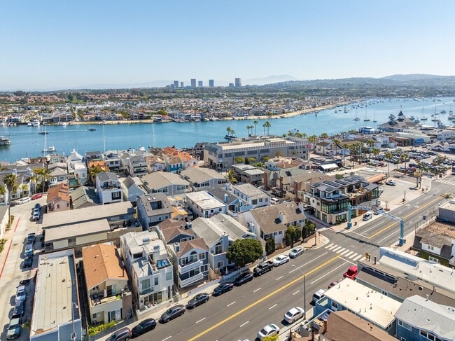 Building Photo - 9-MONTH FURNISHED WINTER RENTAL MID SEPT 2026 THROUGH MID JUNE 2027 **3-car parking**