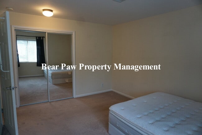 Building Photo - "Penthouse" condo in Evergreen!!