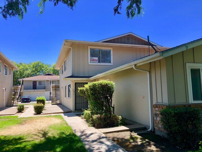 Building Photo - $1,350 Marks & Shaw 2 Bedroom Townhouse, c...