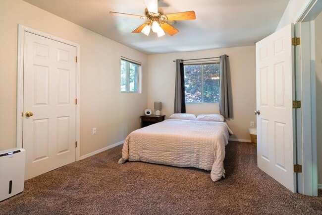 Building Photo - Three Bedroom House in Lynnewood