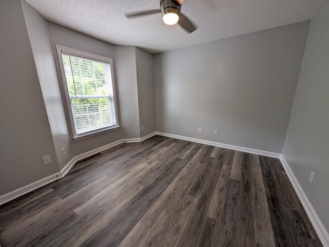 Building Photo - 132 Rivertree Ln