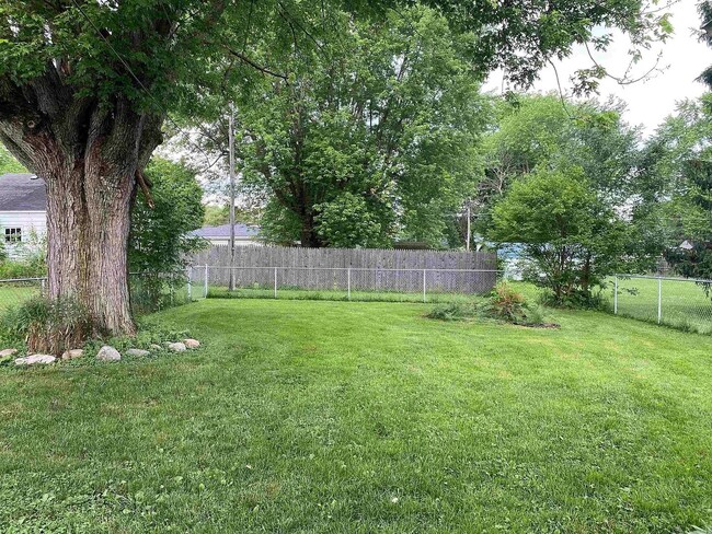 Building Photo - Fenced Yard and Garage