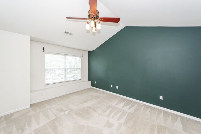 Building Photo - 3 Bedroom 3 Bath Townhome in Persimmon Hil...