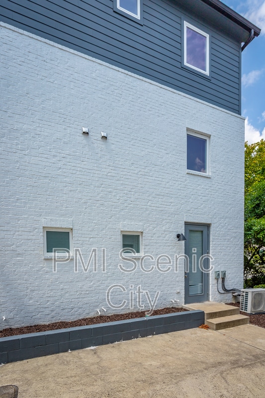 Building Photo - 444 Harper St