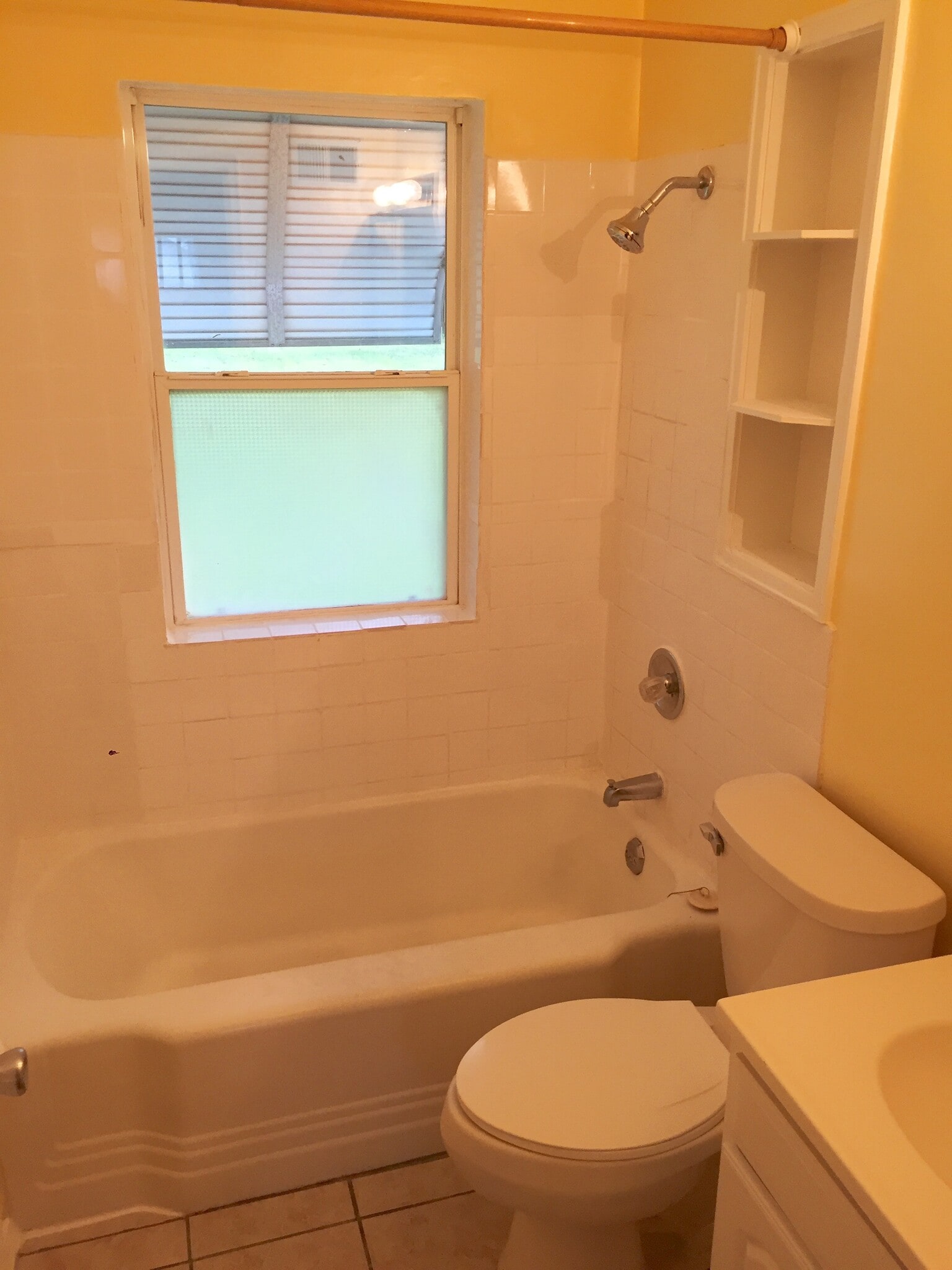 Full bath - 700 E Seneca Pl