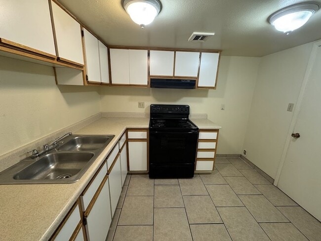 Building Photo - Holiday Gardens 2br Townhome
