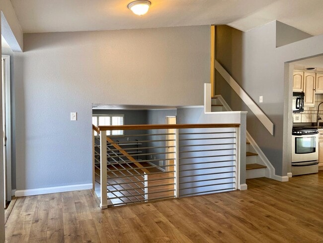Building Photo - Spacious Tri-Level Home Featuring 4BD/2.5B...