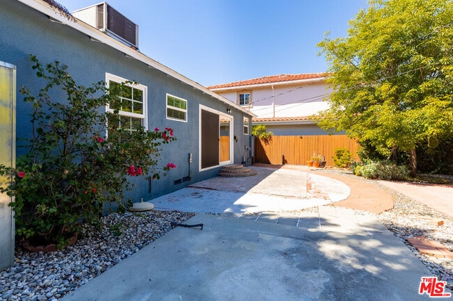 Building Photo - 5162 Lindley Ave