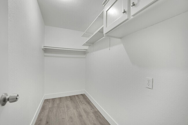 Building Photo - 1050 E Hassett Ave