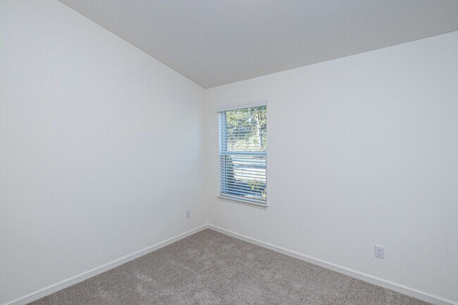 Building Photo - BEAUTIFUL 2 Bedroom Townhome in MIDLAND AVAILABLE JUNE 2026