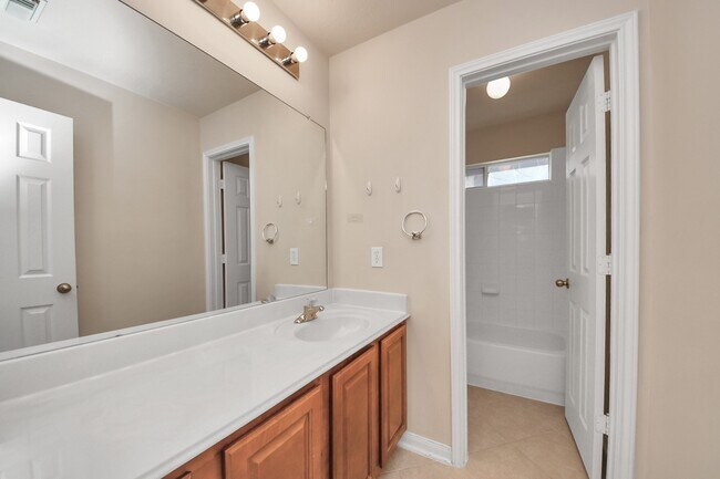 Building Photo - 822 Glen Abbey Dr