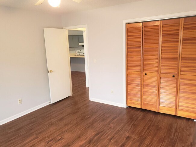 Building Photo - CANDLEWYCK